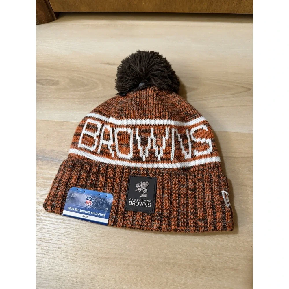 New Era Cleveland Browns 2025 NFL Sideline Collection Knit Beanie Hat NWT Pom